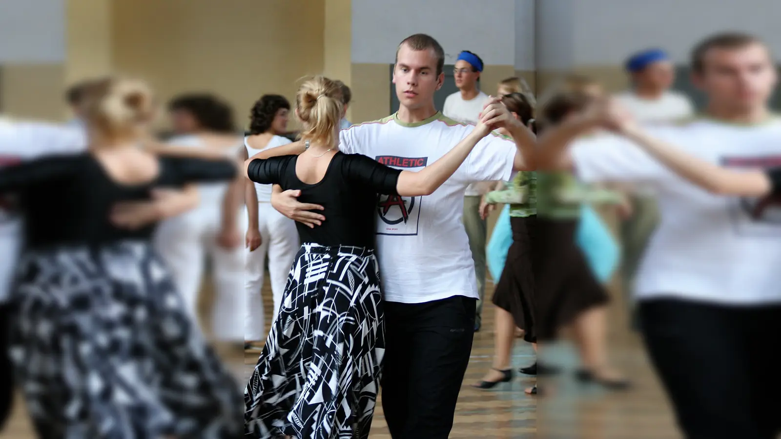 Getanzt wird, was Spaß macht, ob Walzer (Bild), Polka oder Zwiefacher. (Symbolbild: Wikimedia Commons, CC BY-SA 2.5)