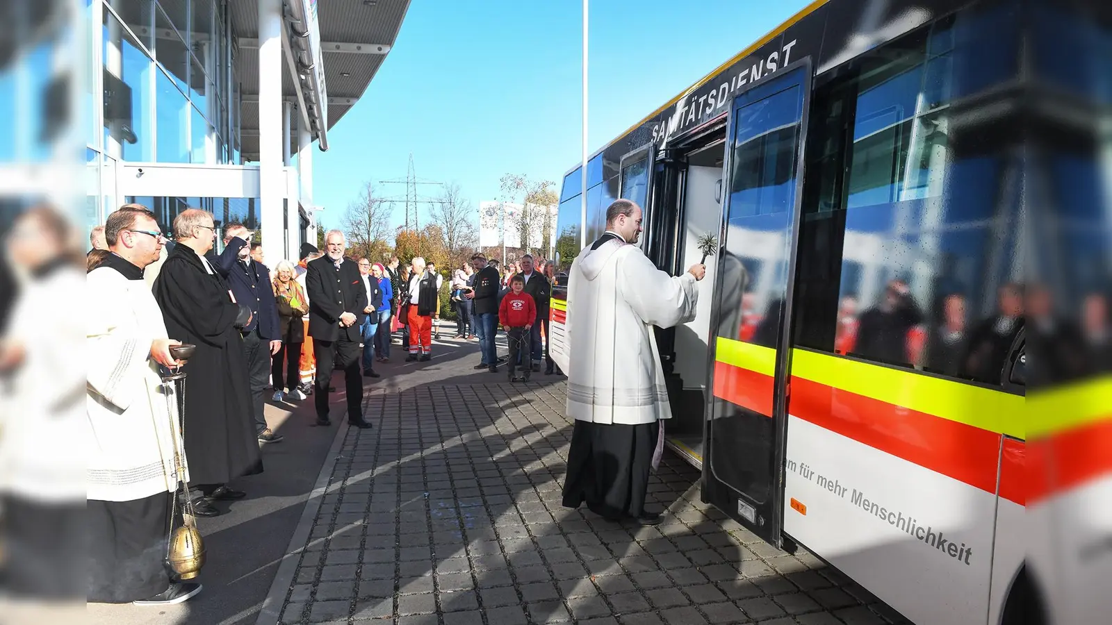 Die Ismaninger Pfarrer Markus Brunner (rechts) und Carsten Klingenberg segneten die Mobile Sanitätsstation. (Foto: BRK Ismaning)