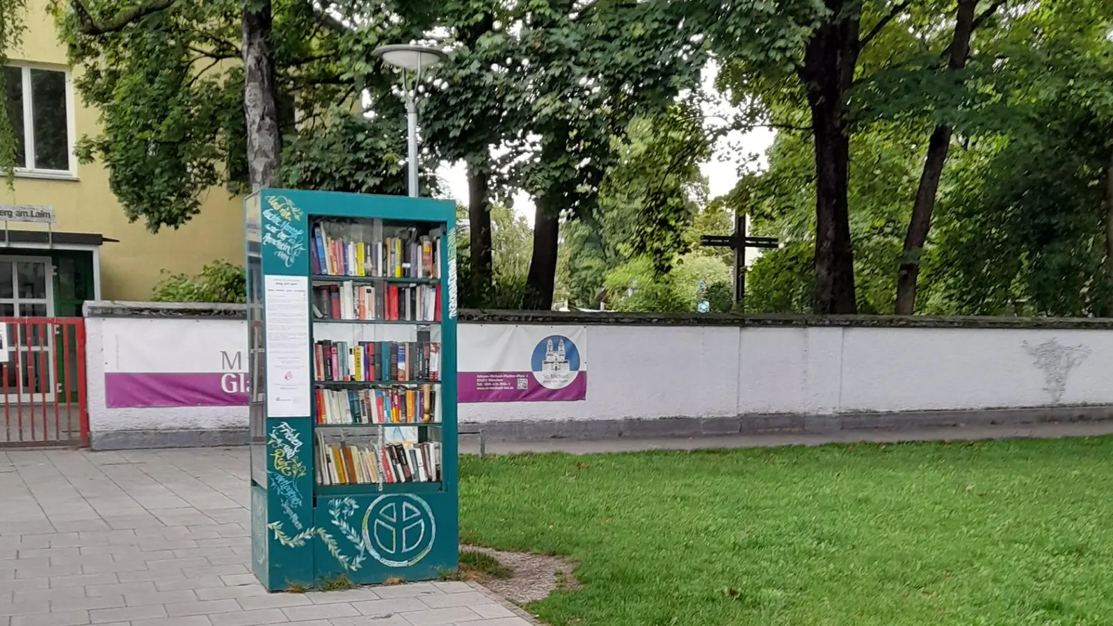 An dieser Stelle soll die öffentliche Toilette errichtet werden. Der Bücherschrank wird wenige Meter versetzt.  (Foto: CSU)