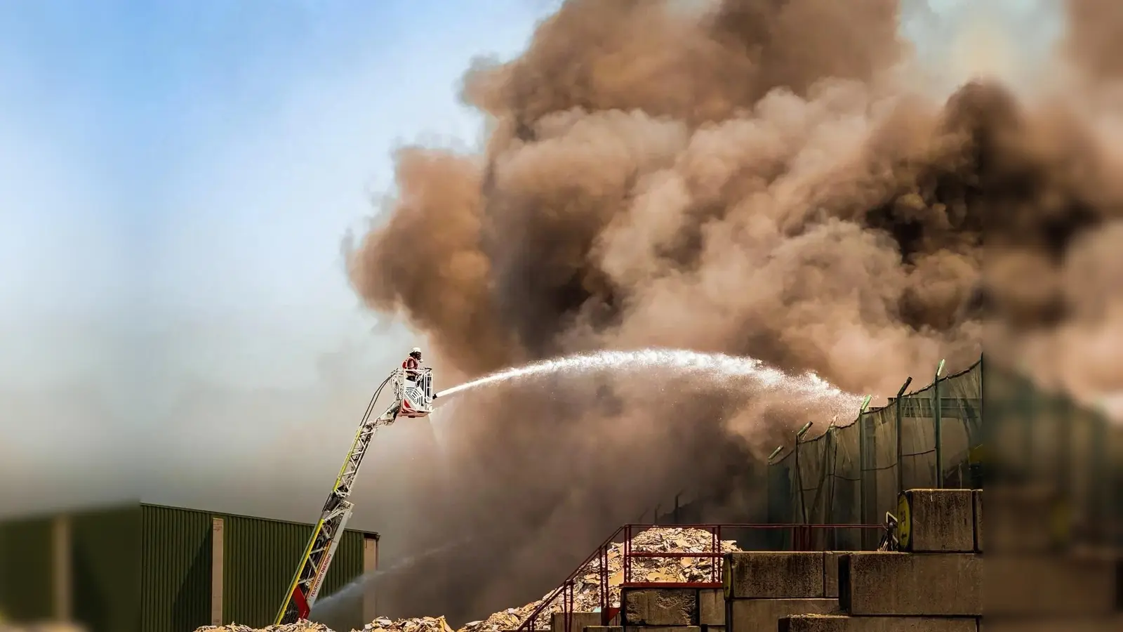 Für die Feuerwehr eine enorme Herausforderung: der Großbrand in Eitting bei extremer sommerlicher Hitze. (Foto: FFE Erding)