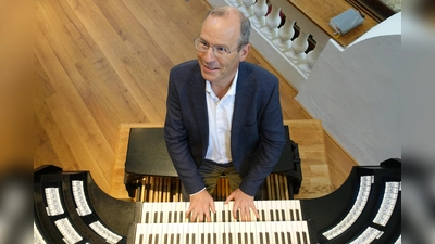 Von 1996 bis 2023 war Andreas Götz hauptamtlicher Kirchenmusiker an der Stadtpfarrkirche St. Rupert in München, wo er sich maßgeblich für die Restaurierung der historischen Maerz-Orgel einsetzte und 2001 den Konzertverein Romantische-Orgelmusik-München gründete. Neben einer regen Konzerttätigkeit widmet er sich regelmäßig auch zeitgenössischer Musik und experimentellen Formaten. Seit Mai 2023 ist er Kirchenmusiker an der Pfarrkirche Herz Jesu Neuhausen. (Foto: privat)