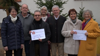 Spendenübergaben mit (von links) Elisabeth Reitzer (Chorkreis), Norbert Keuchel und Frank Heinel (Weißer Ring), Sigrid Jelinek und Ingo Remesch (Chorkreis) sowie Angelika Flock und Dr. Rautgunde Lammerer (Netz gegen sexuelle Gewalt). (Foto: Chorkreis)