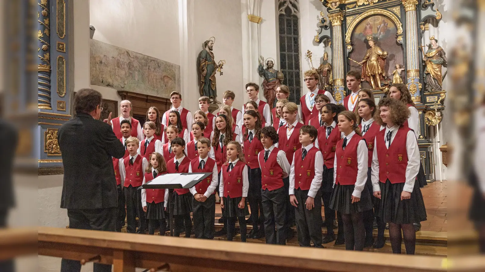 Die Jungen Chöre München singen Weihnachtslieder und alpenländische Weisen. in St. Quirin. (Foto: Klaus Bichlmayer)