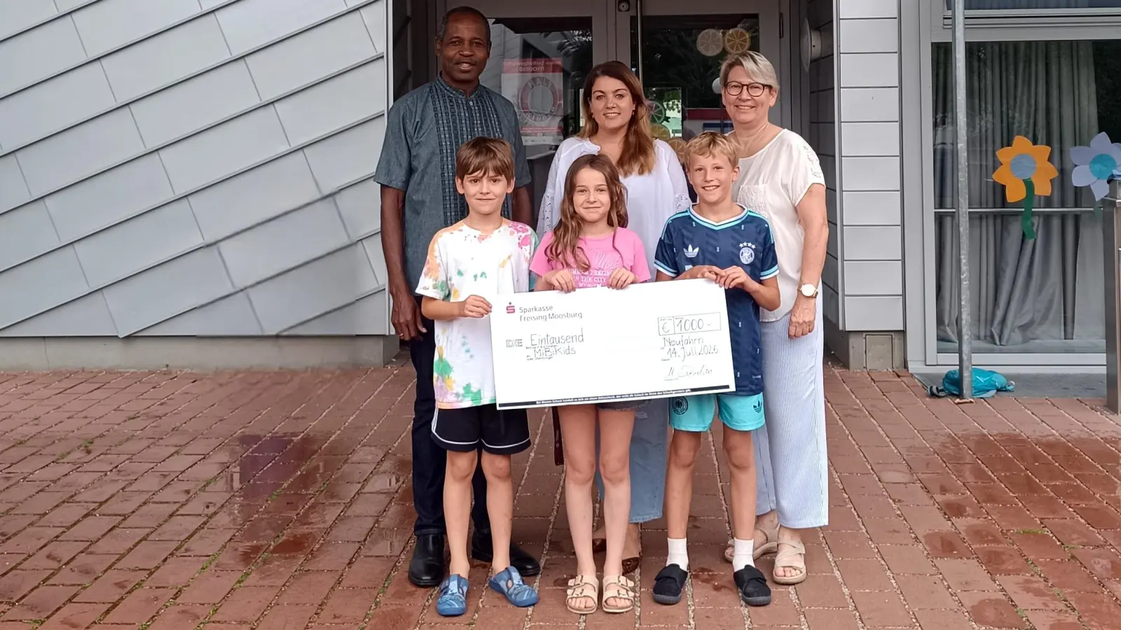 Eine Spende von 1000 Euro wurde an MiBiKids übergeben. Der Verein mit Sitz in Freising fördert Projekte für Kinder und Familien. (Foto: Margit Schulan)