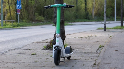 Als Fußgängerin mit einem E-Scooter verunglückte eine 24-Jährige beim Überqueren der Fahrbahn.  (Quelle: mha)