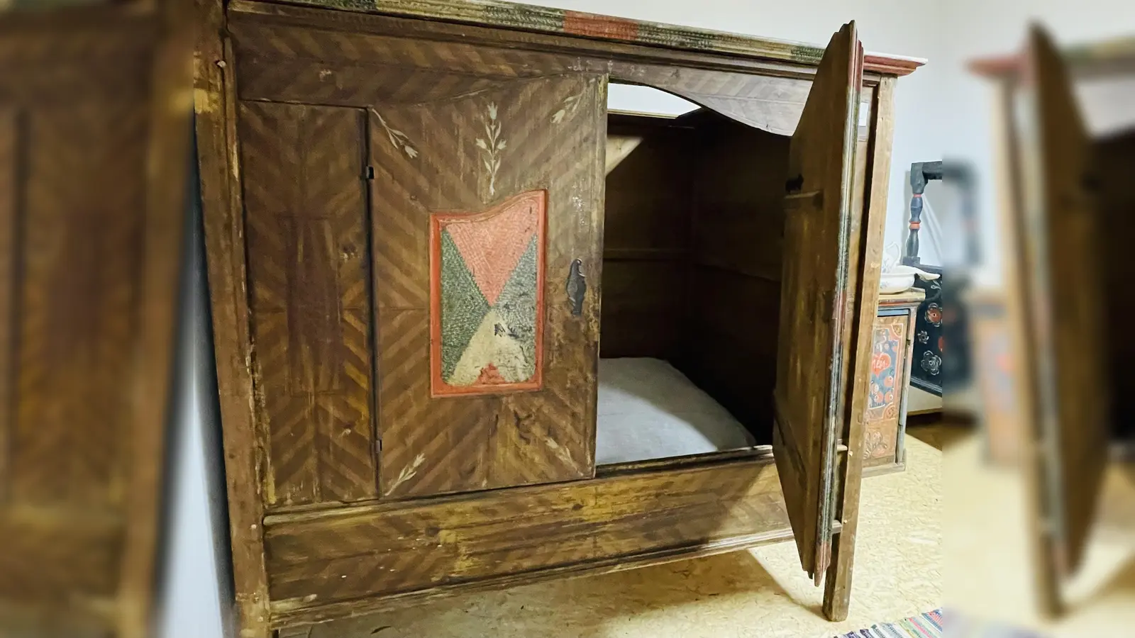 Eine echte Rarität ist das so genannte Kastenbett, das aus Taufkirchen an der Vils stammt.  (Foto: hw)