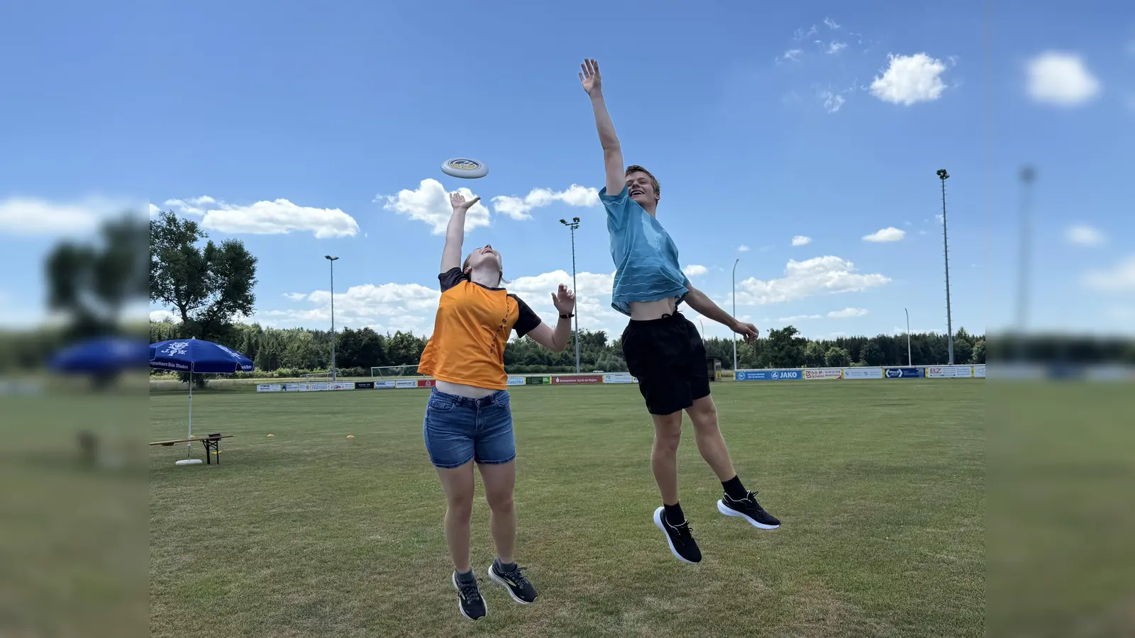 Scheinen die Schwerkraft zu überwinden: Greta Schabel und Tom Stefaniak von der Ultimate-Frisbee-Abteilung. (Foto: pst)