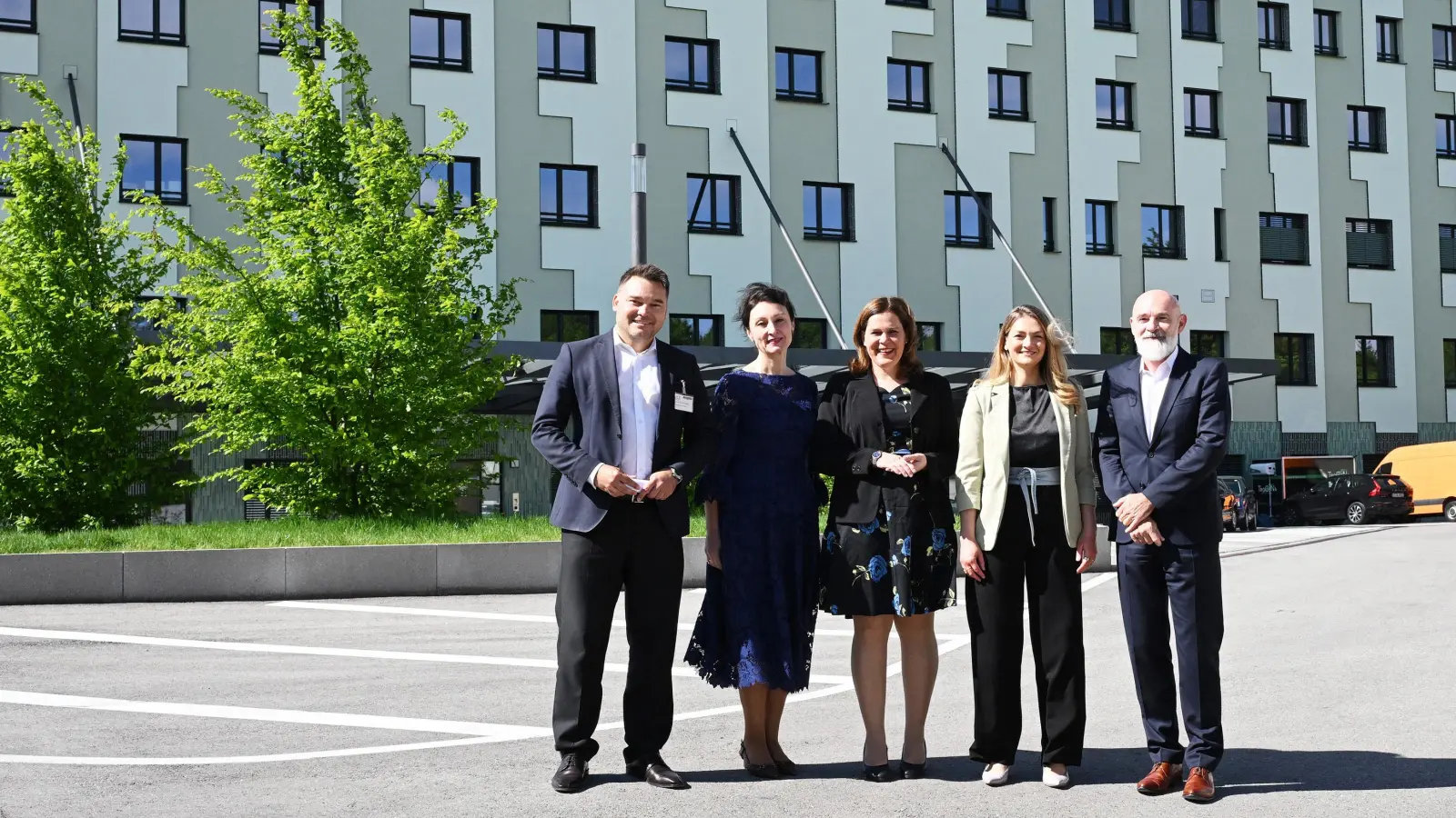 Bei der Einweihungsfeier der neuen München Klinik Harlaching (von links): Dr. Tim Guderjahn (Kaufmännischer Geschäftsführer, MüK), Petra Geistberger (Geschäftsführerin/CHRO, MüK), Bürgermeisterin Verena Dietl, Gesundheitsministerin Gerlach und Dr. Götz Brodermann (Vorsitzender der Geschäftsführung, MüK).  (Foto: München Klinik)