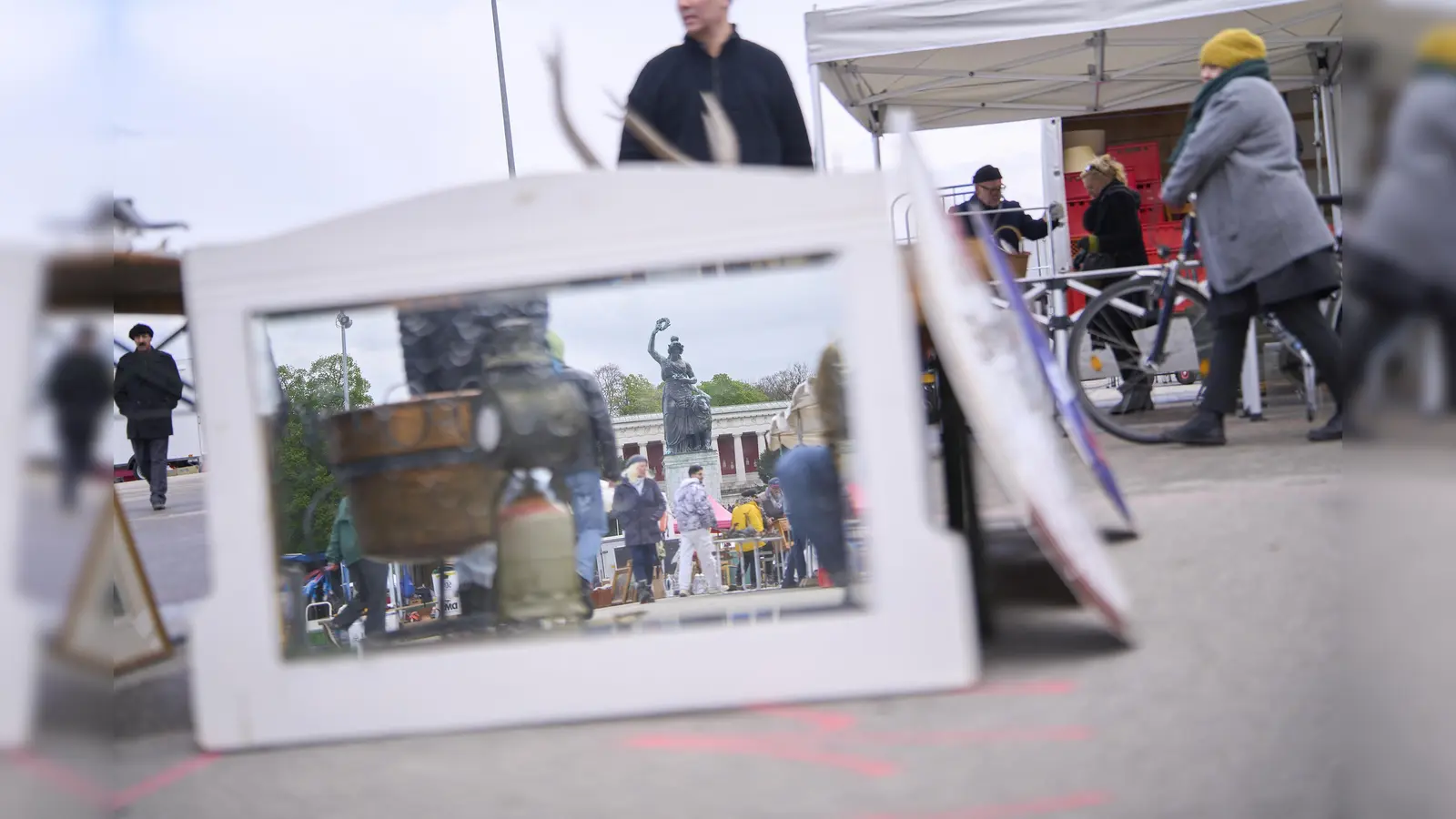 Am 18. April findet der BRK-Flohmarkt auf der Theresienwiese statt. Ein Muss für Schnäppchenjäger.  (Foto: Jan Grüne/BRK)