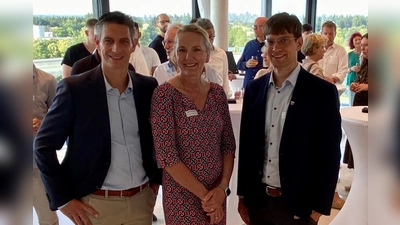 Christian Gnam (Geschäftsführer des Innovations- und Gründerzentrum Biotechnologie (IZB), Silke Vilgertshofer (Wirtschaftsförderin der Gemeinde Planegg) und Bürgermeister Felix Kempf (von links).<br>  (Foto: Gem)