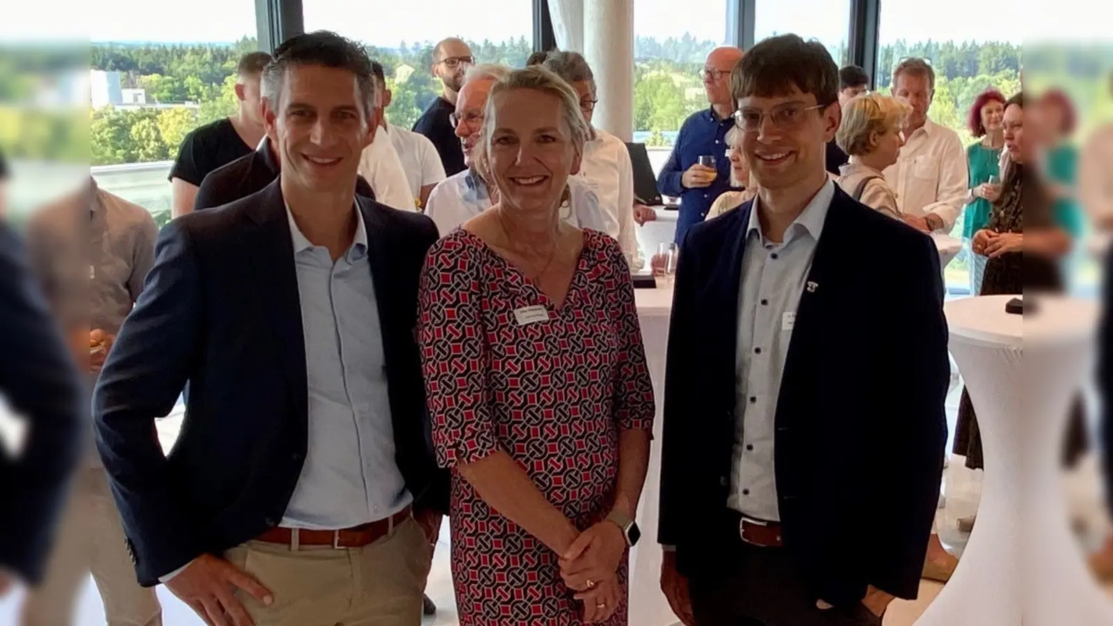 Christian Gnam (Geschäftsführer des Innovations- und Gründerzentrum Biotechnologie (IZB), Silke Vilgertshofer (Wirtschaftsförderin der Gemeinde Planegg) und Bürgermeister Felix Kempf (von links).<br>  (Foto: Gem)