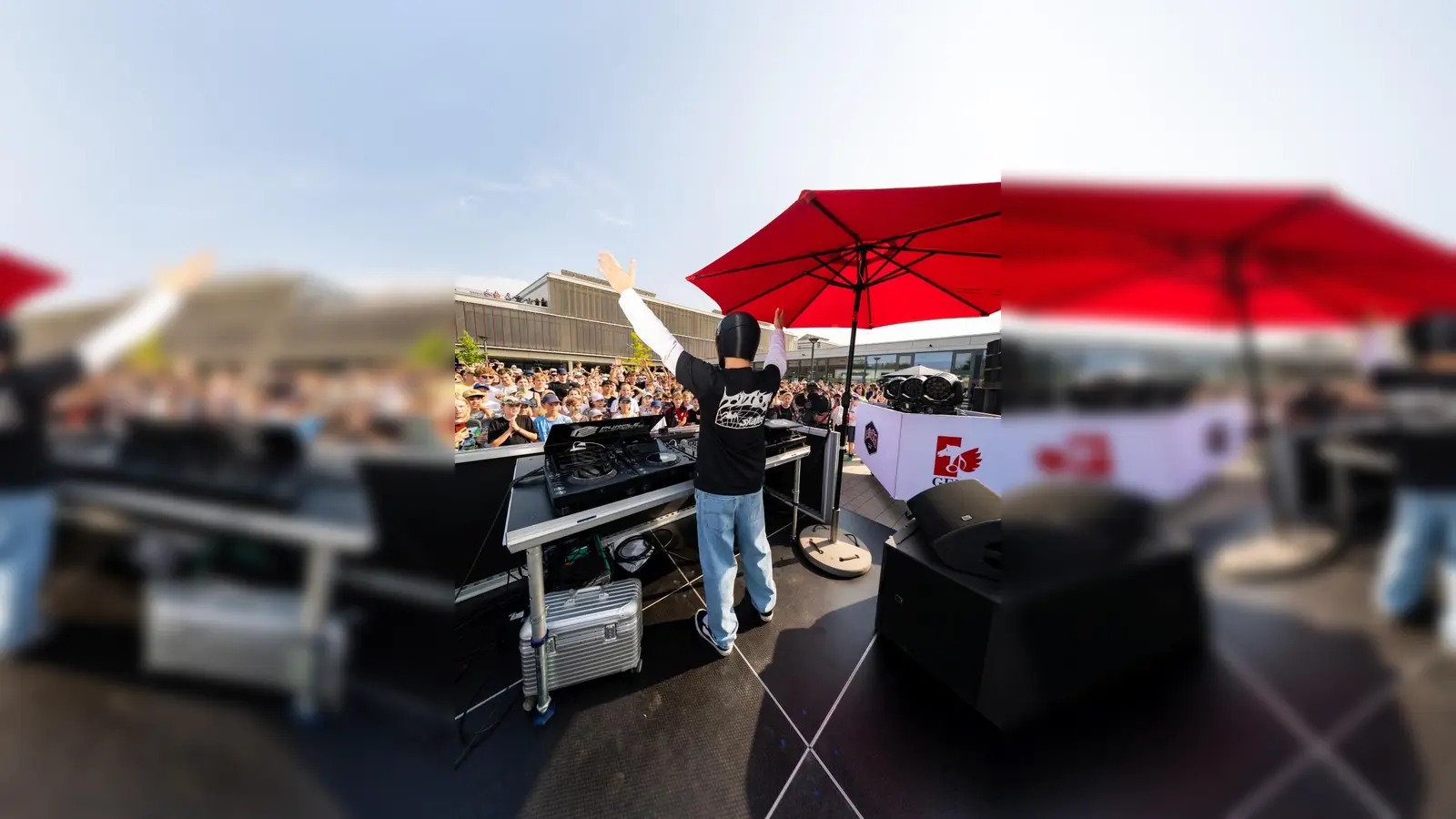 DJ GLOCKENBACH legte beim „Schools Out Now”-Event am Gymnasium Ottobrunn auf. Die Begeisterung war groß. (Foto: Robin Maeter / CREW10)
