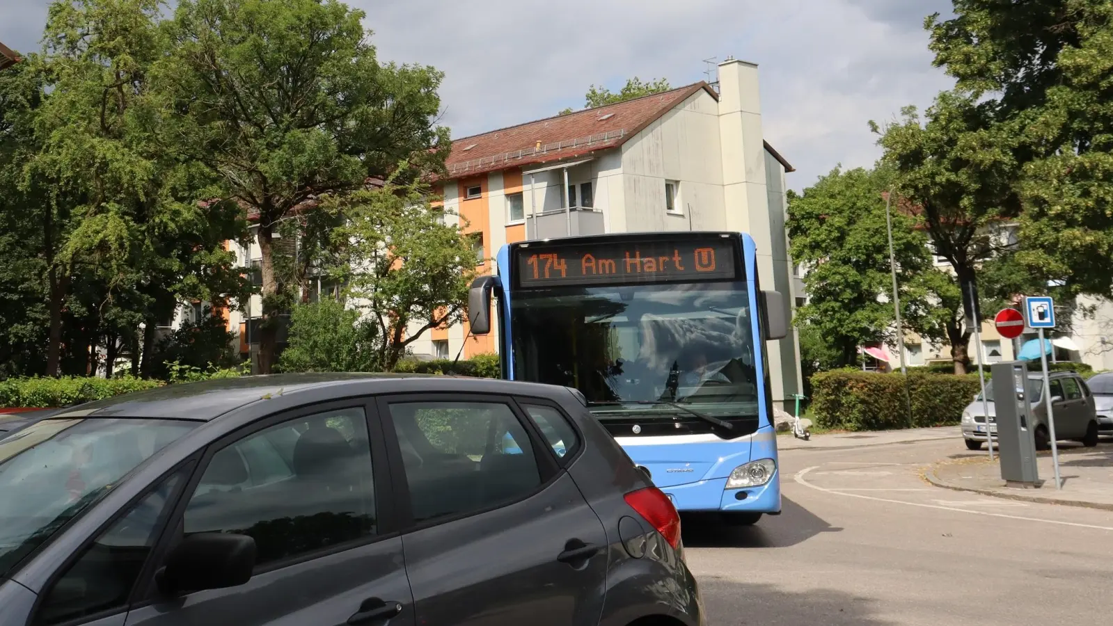 Die Lenker und Lenkerinnen von Omnibussen leisten jeden Tag Großes. Um dies auf besondere Art zu honorieren, wurde vor einigen Jahren der deutschlandweite Wettbewerb „Lieblingsbusfahrer” ins Leben gerufen.  (Foto: mha)