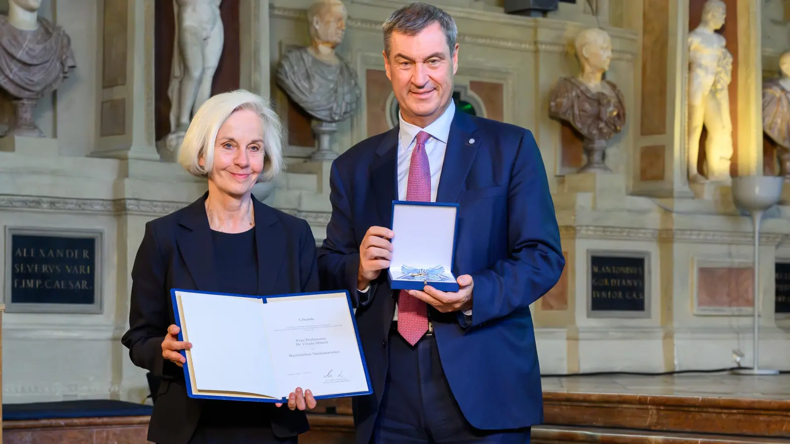 Ursula Münch wurde von Ministerpräsident Markus Söder mit dem Bayerischen Verdienstorden ausgezeichnet. (Foto: Bayerische Staatskanzlei)