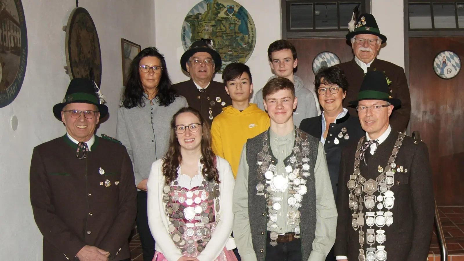 Die FSG-Weilheim hat neue Königinnen und Könige. Sandra Plötz, Korbinian Dondl und Peter Schwelle erhielten die jeweiligen Königsketten..  (Foto: FSG)