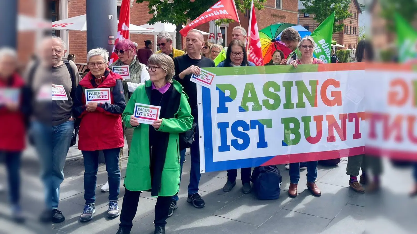 Das Bündnis „Pasing ist bunt” demonstriert vor dem Pasinger Bahnhof <br>für Menschlichkeit und Toleranz . (Foto: Pasing ist bunt)