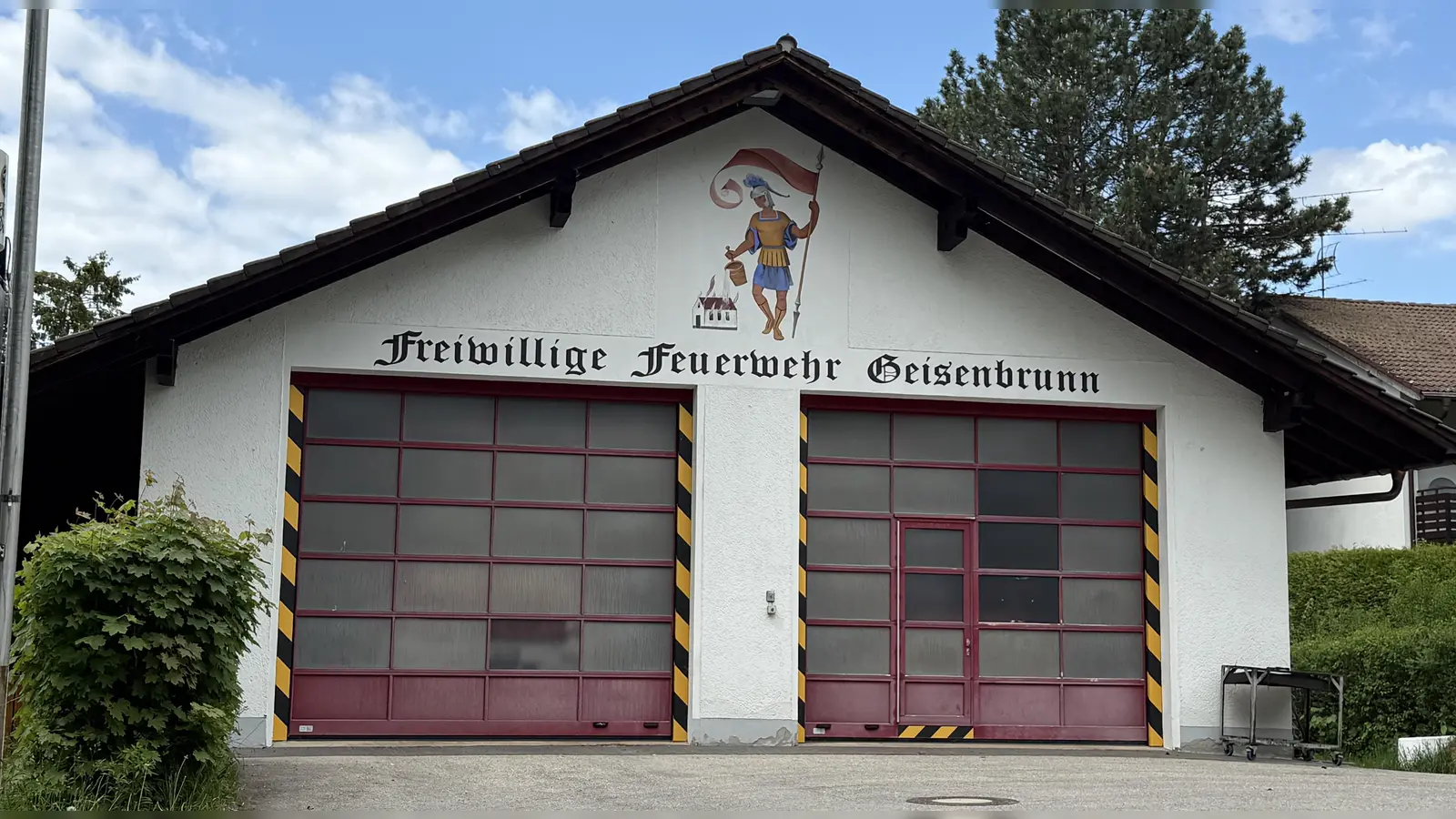 Aus dem Feuerwehrhaus rücken die Freiwilligen bei ihren Einsätzen aus.  (Foto: pst)