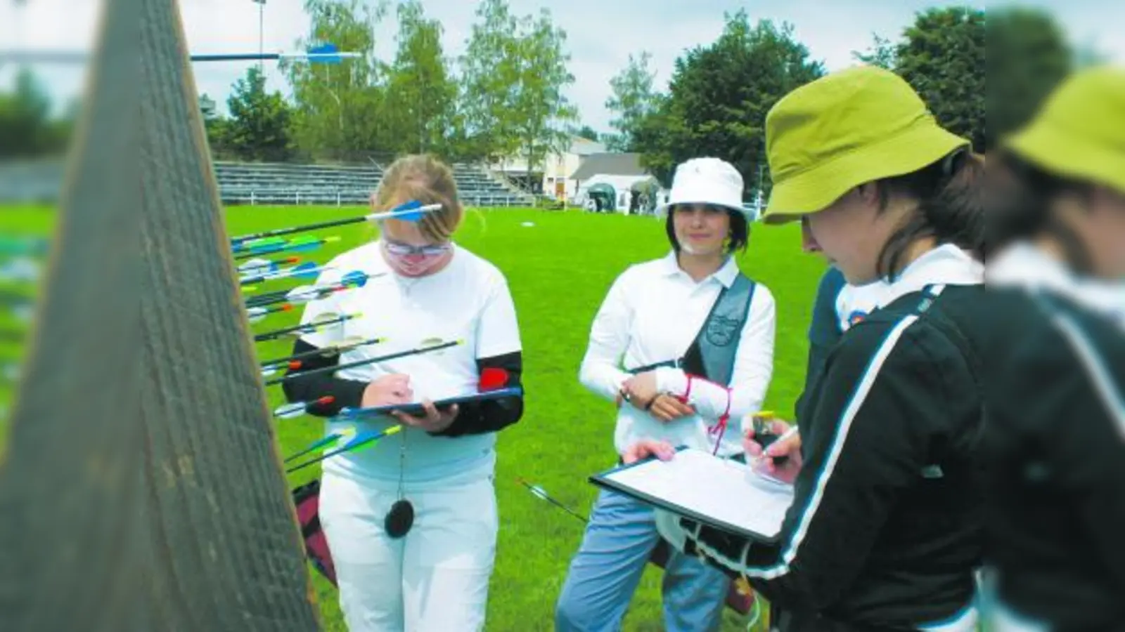 Anja Heder (Bildmitte) belegte bei den Deutschen Meisterschaften der Bogenschützen den dritten Rang. (Foto: pi)