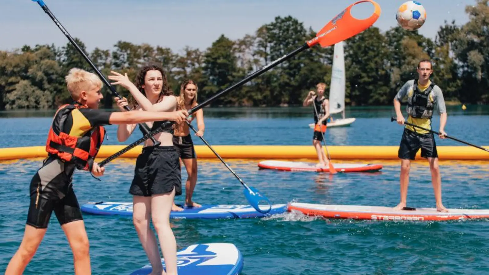 Bei dem Turnier treten alle Teams in SUP Polo gegeneinander an. (Foto: Segel-Surf-Club Neufahrn e.V.)