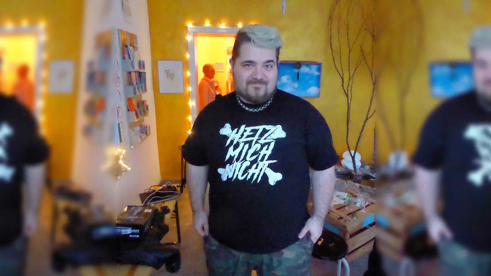 Initiiert hat den Abend Tobias Langer, ein eifriger SPIX-Besucher, der sich an diesem Abend als Dichter mit selbstverfassten Versen outet. (Foto: privat)