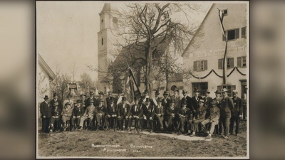 Vor fast 100 Jahren: Der Burschenverein Obermenzing anno 1924 bei der Fahnenweihe. (Foto: Burschenverein Obermenzing)