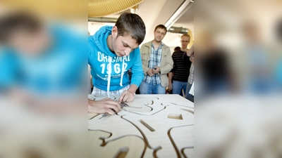 Arbeiten mit Holz: Das Naturmaterial spielt beim nachhaltigen Bauen eine weiter wachsende Rolle. (Foto: djd/Gesamtverband Deutscher Holzhandel/HFS Bad Wildungen)