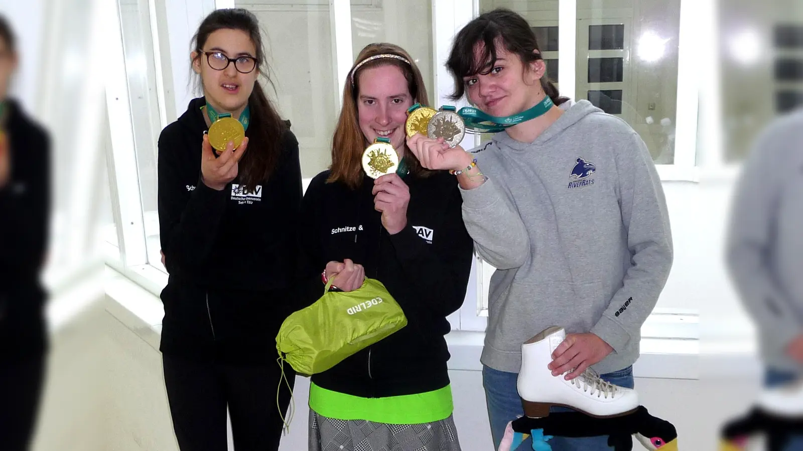 Drei der fünf erfolgreichen Jugendlichen: Über ihre Medaillen freuen sich (v.l.) Sophie Rudolph, Emily Zimprich und Emma Gania. (Foto: © Aktion Sonnenschein)