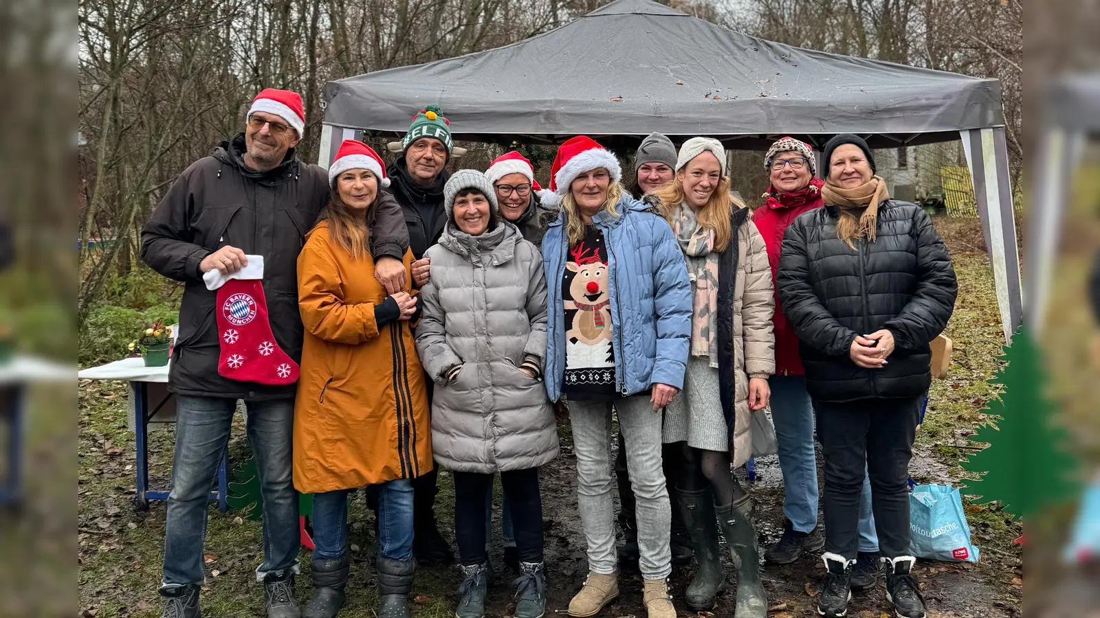Gemeinsam sorgten die Tierfreunde mit der Hundeschule Top Dogs für eine gelungene Feier, mit der Geld für die Tiertafel erwirtschaftet wurde.  (Foto: Jasmin Lukowski)