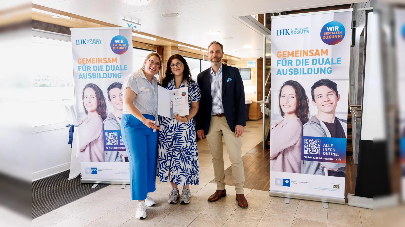IHK-Ausbildungskoordinatorin Marina Hirschberger (l.) und Florian Kaiser, IHK-Abteilungsleiter Berufliche Ausbildung, überreichten eine Urkunde an Melek Zengin für ihren Einsatz als AusbildungsScout.  (Foto: Matthias Balk/IHK)