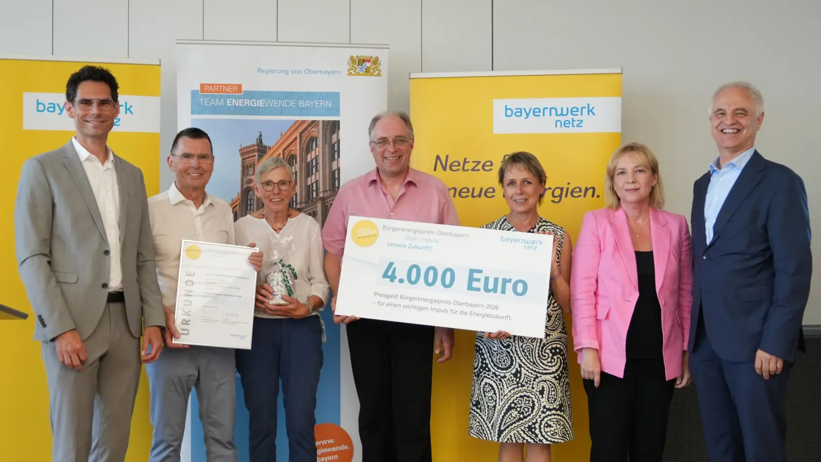 Gratulation zur Auszeichnung (von links): Markus Leczycki (Bayernwerk Netz), Wilhelm und Christina Embacher sowie Wildfried Kaiser (alle TSV Unterpfaffenhofen-Germering), Martina Drechsler (stv. Landrätin), Malgorzata Kroban (Klimaschutzmanagerin Landkreis Fürstenfeldbruck) und Dr. Konrad Schober (Regierungspräsident von Oberbayern) (Foto: Regierung von Oberbayern)