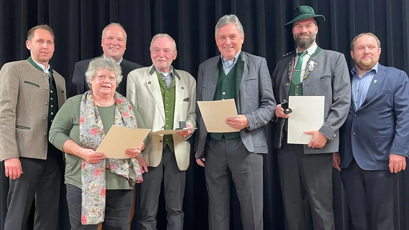 Den verdienten Sportfunktionären Elisabeth Altweck, Egon Pfaffenzeller, Georg Veicht und Maximilian Wimmer gratulierten 1.v. l. Florian Schildmann, Vorsitzender der Sportfreunde Aying, Landrat Christoph Göbel (2.v.l.) und Bürgermeister Peter Wagner (r.).  (Foto: hw)