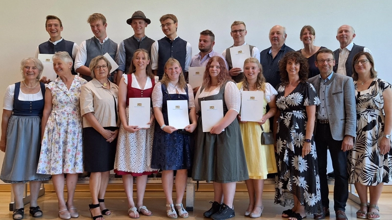 Die Absolventinnen und Absolventen der Ausbildung zur Landwirtschaft aus dem Landkreis Dachau mit den Ehrengästen. (Foto: AELF FFB)