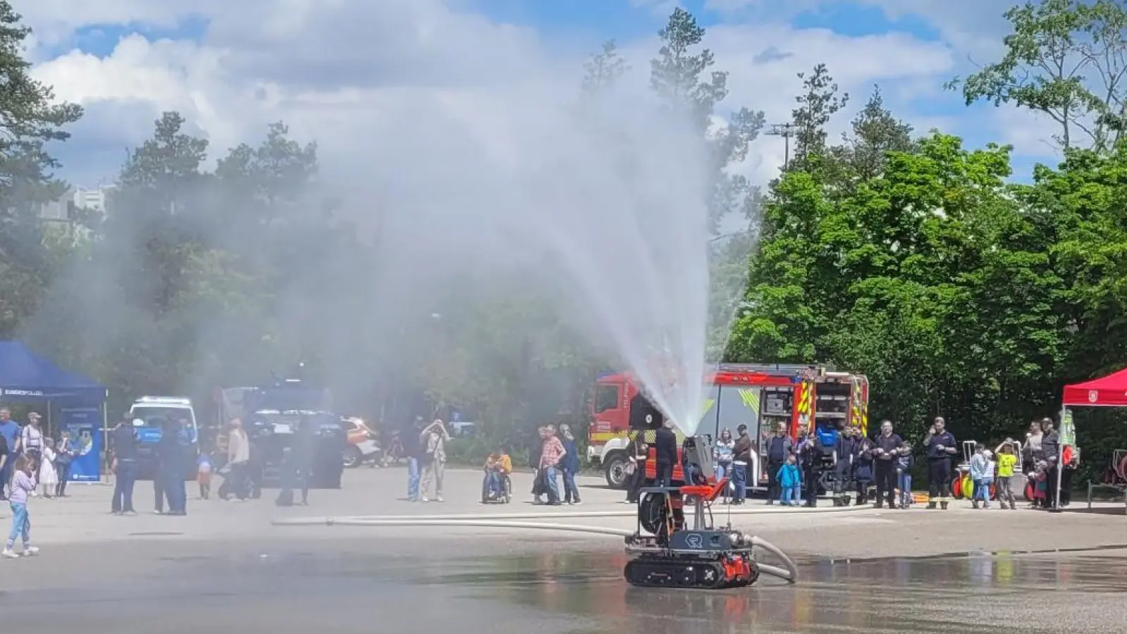 Im Einsatz gegen das Feuer: Der Löschroboter der Freiwilligen Feuerwehr Hohenbrunn zeigt, wie innovative Technik Menschen schützen kann. (Foto: Landratsamt München)