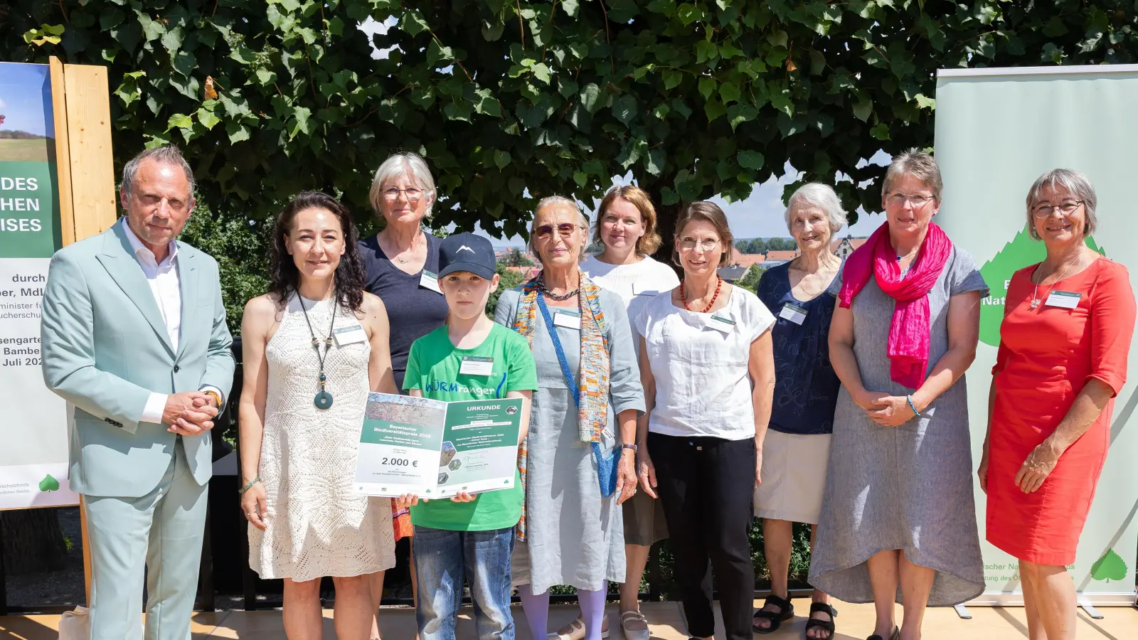 Die Würmranger im Jane Goodall Institut Deutschland freuten sich über den dritten Platz beim Bayerischen Biodiversitätspreis 2026. Dazu gratulierten Bayerns Umweltminister Thorsten Glauber und Ulrike Strohmeier (Vorständin Bayerischer Naturschutzfonds, r.). (Foto: Staatsministerium/Ralf Rödel)
