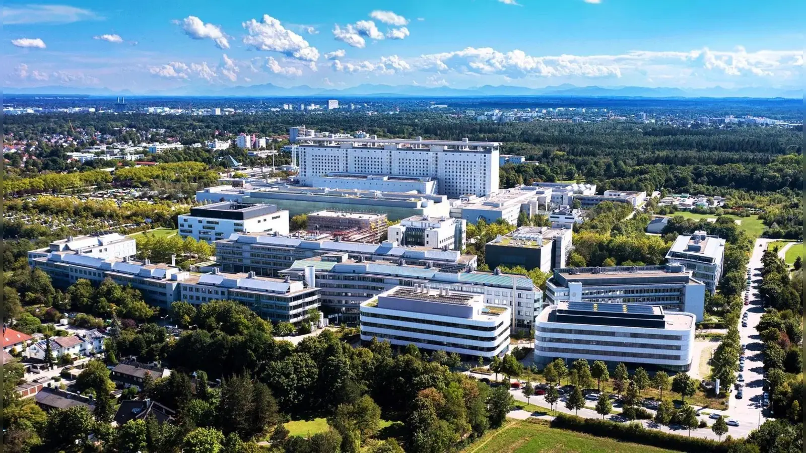 Am 16. September 1974 wurden im LMU Klinikum Großhadern die ersten Patienten aufgenommen. Heute ist die LMU-Medizin auf dem Medizin- und Life-Science-Campus Großhadern / Martinsried eng mit anderen Lehr- und Forschungseinrichtungen vernetzt. Beim Tag der Offenen Tür ist ein Blick hinter die Kulissen des Klinikums möglich. (Foto: LMU Klinikum)