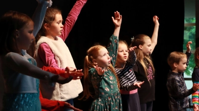 Kinder, Jugendliche und Erwachsene gestalten gemeinsam ein buntes Programm. (Foto: Musikschule Unterhaching e. V.)