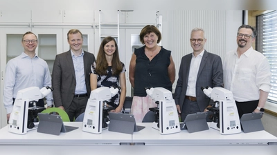 Freude bei der Übergabe der Mikroskope (von links): Dirk Pester (Vorsitzender des Fördervereins des Städtischen Thomas-Mann-Gymnasiums München e.V.), Robin Schmidt (Head of Digital Health Medical Technology), Karolin Dautermann (MINT-Koordinatorin und Fachleitung Biologie des TMG), Karin Moritz (Schulleiterin des TMG), Peter Amend (Head of ZEISS Digital Partners), Leo Pfeifenberger (Head of Software Development Microscopy). (Foto: Das Kraftbild / ZEISS)