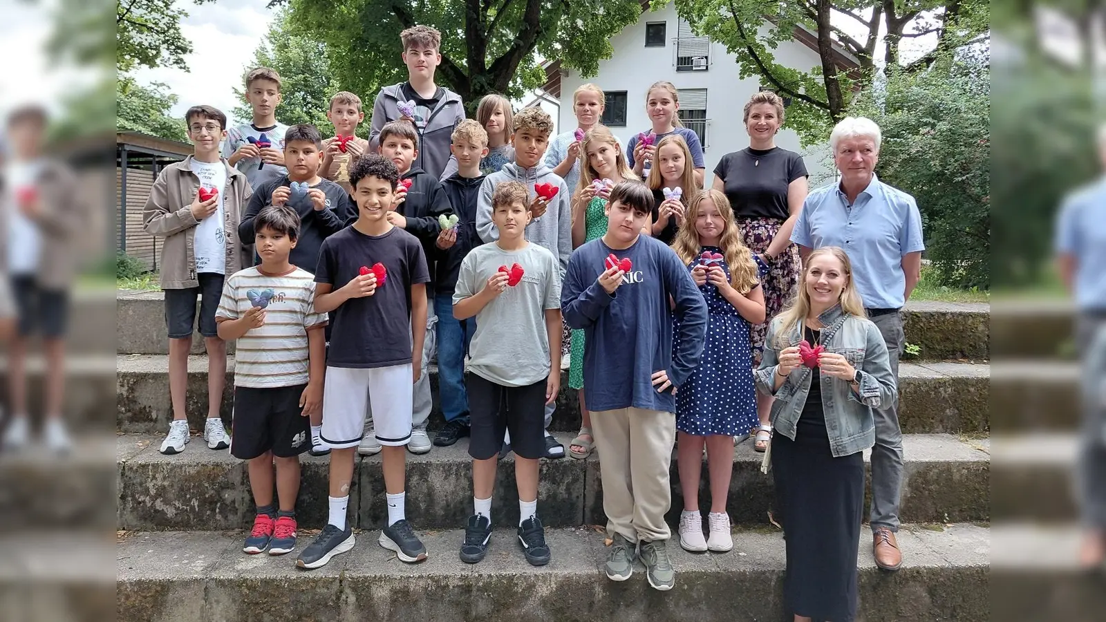 Die Klasse 5b mit Eva Schemmel (oben rechts), Schulleiter Stephan Treffler und Tanja Hagl vom Hospizverein Erding. (Foto: Sch)