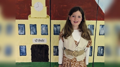 Leni spielt die Schuldirektorin. (Foto: Fürstenrieder Kinderoper)
