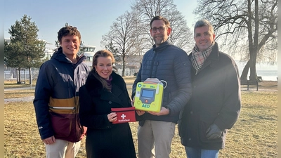 Gemeinsame Übergabe der neuen Defibrillatoren (von links): Christian Fries, Amtsleiter Kultur und Öffentlichkeit der Stadt Starnberg, Susanne Zehm, Präsidentin des Rotary Clubs Starnberg, Erster Bürgermeister Patrick Janik und Christian Fey vom Rotary Club Starnberg. (Foto: Stadt Starnberg)