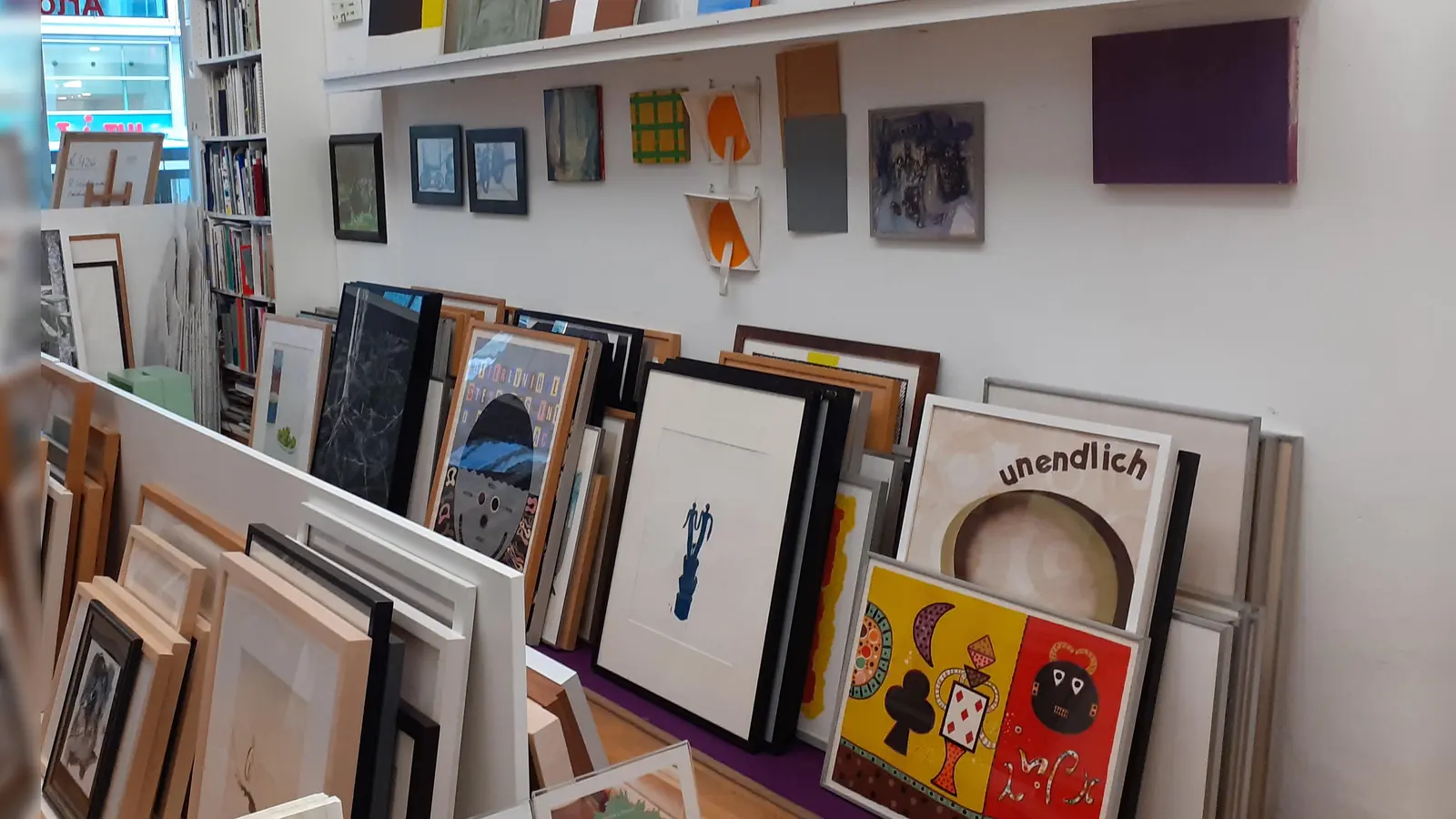 Alle Arten von Kunst befinden sich in der „Artothek” und warten darauf, ausgeliehen zu werden. Der städtische Kunstverleih ist zusammen mit dem Ausstellungsraum „Bildersaal” jetzt in der Burgstraße 4 beheimatet.  (Foto: mha)