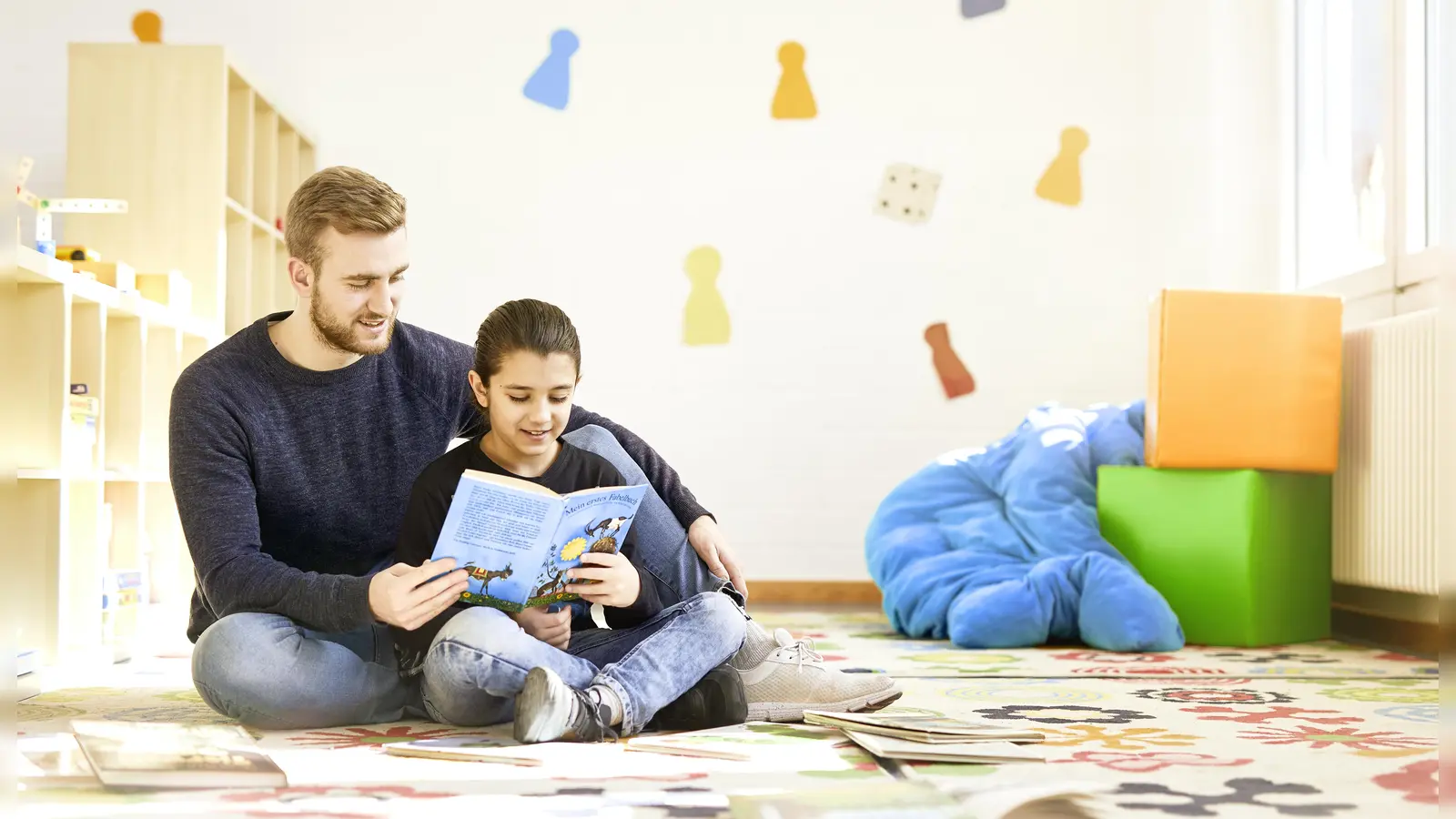 Tolles Tandem: Ein Mentor der „KinderHelden” und ein Grundschüler beim gemeinsamen Lesen. (Foto: Sascha J. Hauk)