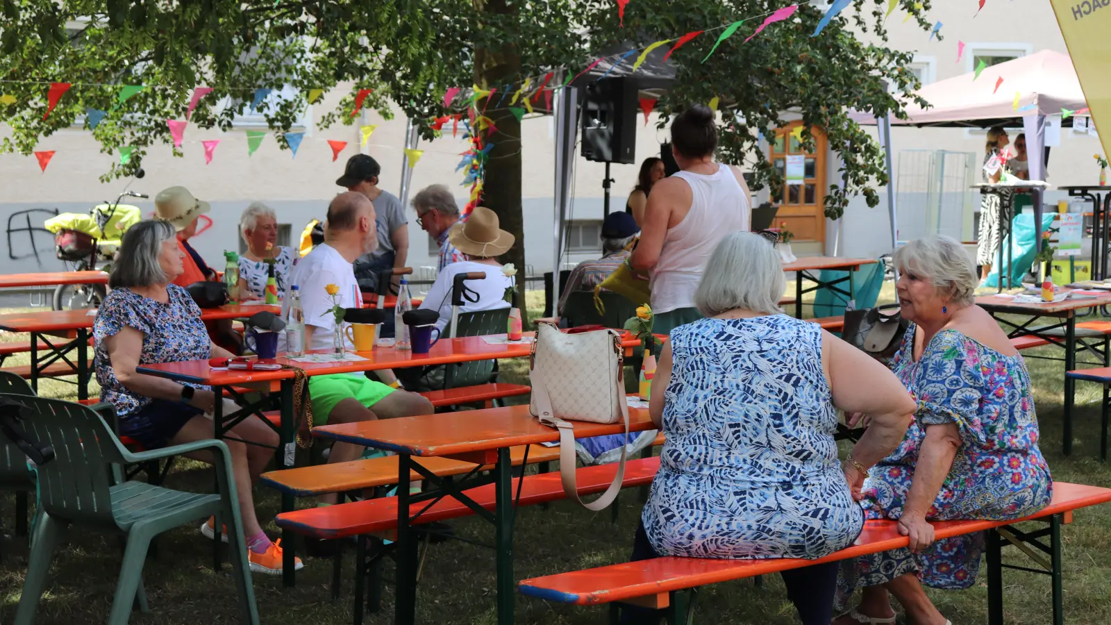 Ein buntes Programm für Besucher jeden Alters war beim Gartenfest geboten. Im Schatten des Grüns vor dem „Karli 17” fühlte man sich wohl. (Foto: Münchner Wohnen)