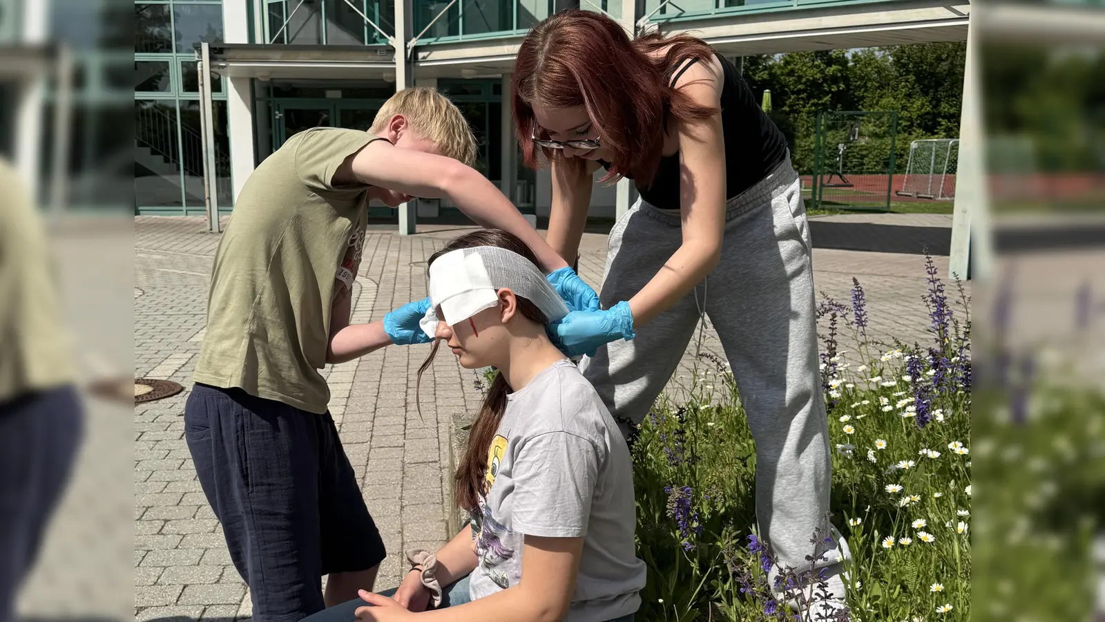 Schülerinnen und Schüler der Theater-AG schlüpften in die Rollen von Verletzten und Erkrankten - und trugen so maßgeblich zur realistischen Unfalldarstellung bei.  (Foto: Realschule Oberding)