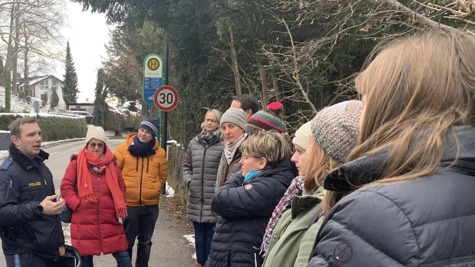 An der Bushaltestelle in der Parkstraße ging man dann zum praktischen Teil der Schulung über. (Foto: PI Gauting)