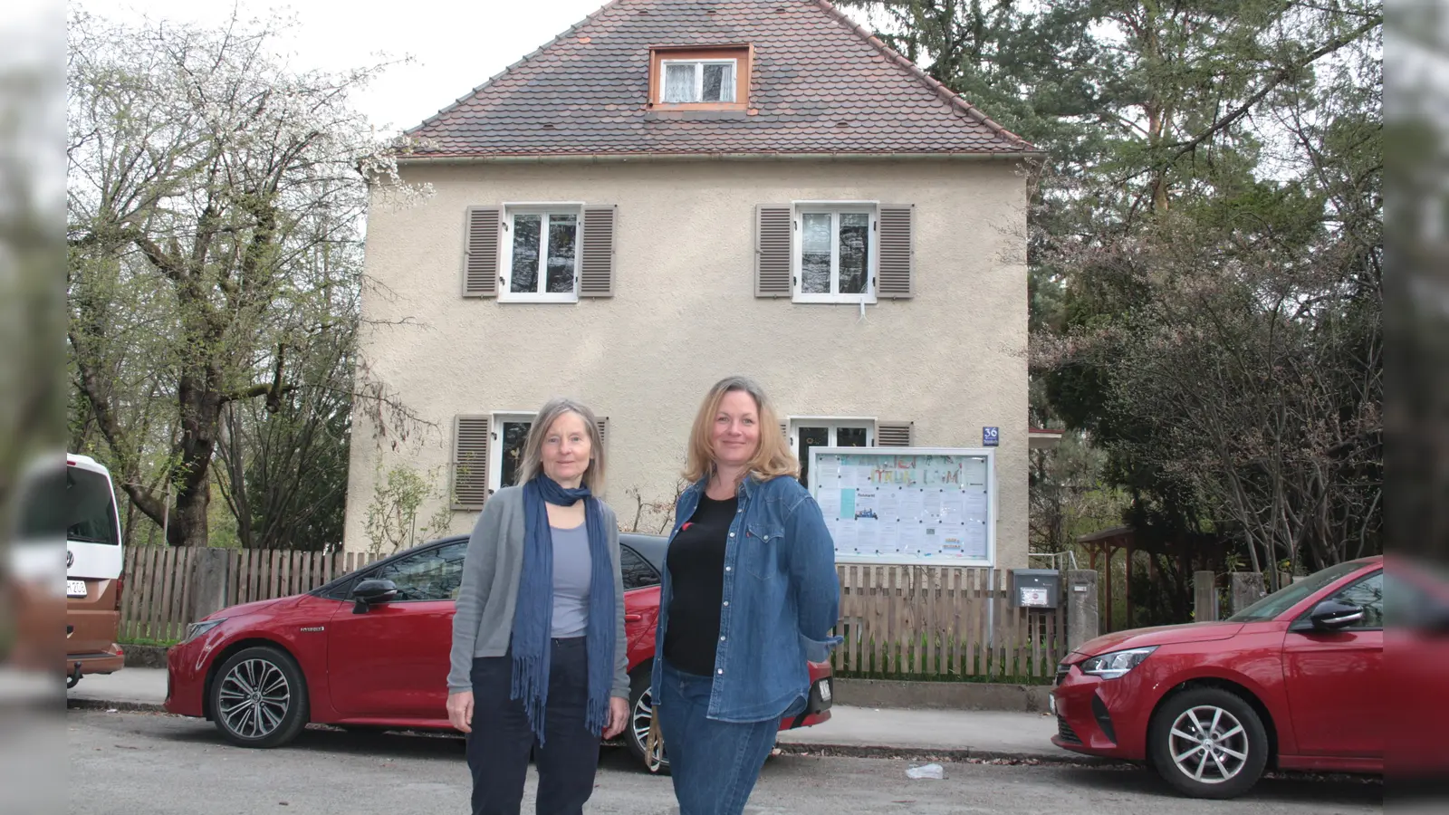 Simone Döderlein übernimmt die Leitung des Familienzentrums (hinten) von Christiane Rolny (links). (Foto: job)