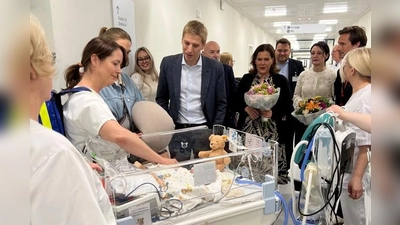 Großer Umzug der Kleinsten: OB Dominik Krause und Bürgermeisterin Verena Dietl begrüßten mit der MüK-Geschäftsführung um Dr. Götz Brodermann (Vorsitzender der Geschäftsführung) die kleine Emilia und ihre Mama, die als eine der ersten Patientinnen auf die neue Intermediate Care Station der Neonatologie eingezogen ist.  (Foto: München Klinik)