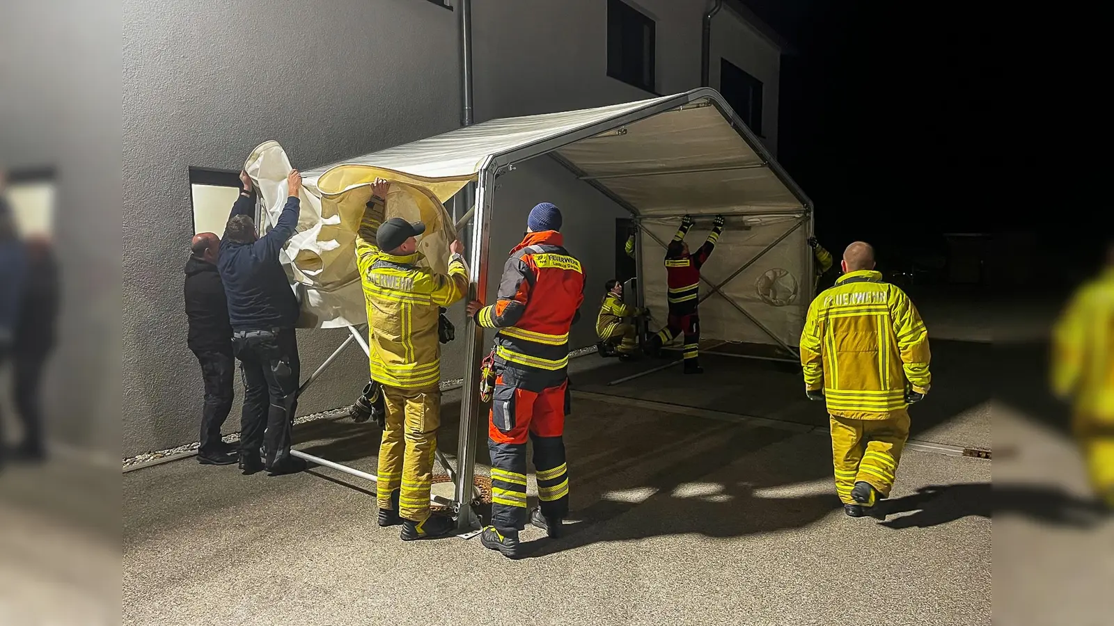 Feuerwehrler aus Hebertshausen errichteten mit Hilfe des THW Ortsverbandes Dachau das Logistikzentrum. (Foto: KBI Dachau)