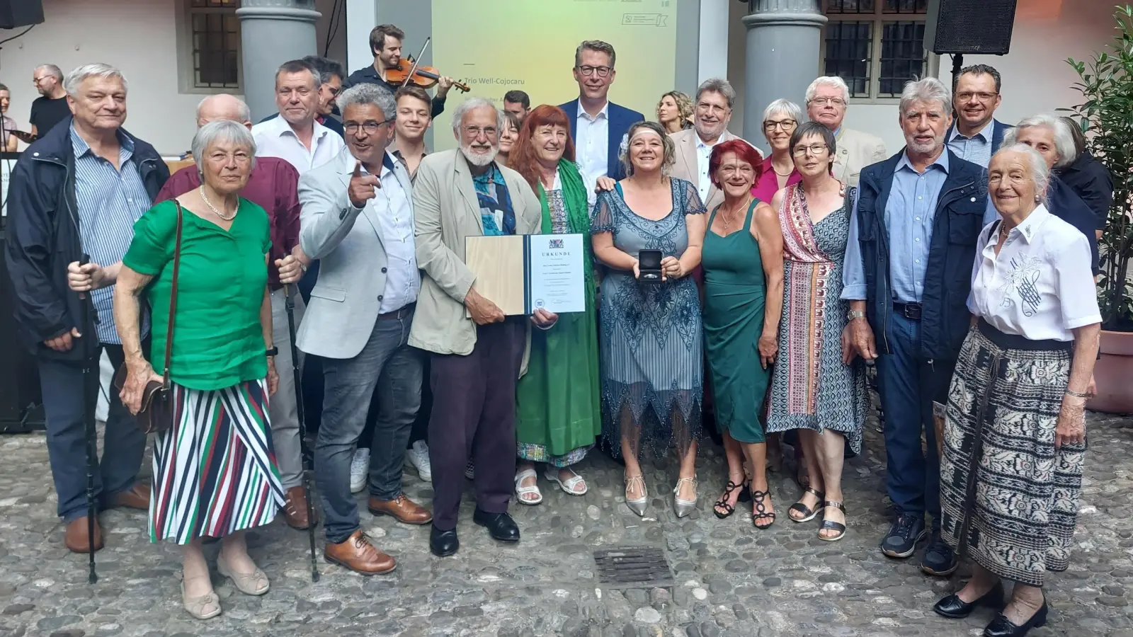 Zur Urkunden- und Medaillen-Verleihung waren Mitglieder des Zeitreise-Vereins mit nach München gefahren.  (Foto: Zeitreise-Verein)