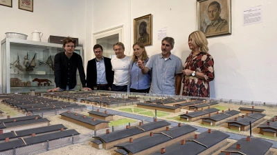 Der Bundestagsabgeordnete Leon Eckert (links) machte sich ein Bild vom ehemaligen Kriegsgefangenenlager Stalag VII A und den aktuellen Nutzungsüberlegungen für das Gelände in Moosburg. (Foto: Büro MdB Eckert)